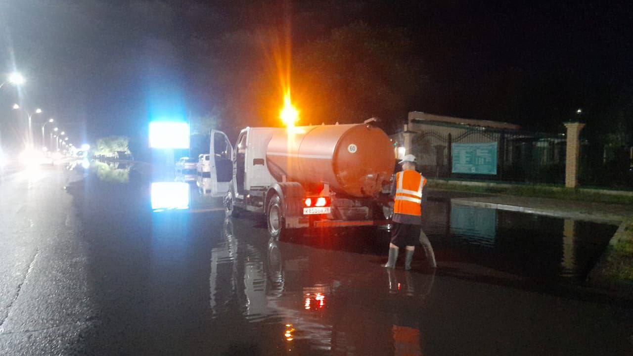 Почти 240 кубометров откачали с улиц Благовещенска после сильного ливня Почти 240 кубометров откачали с улиц Благовещенска после сильного ливня
