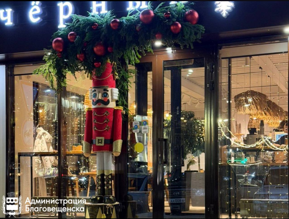 «Такое участие бизнеса говорит о внимании к людям»: Олег Имамеев осмотрел территории и фасады городских предприятий, украшенные к новому году 