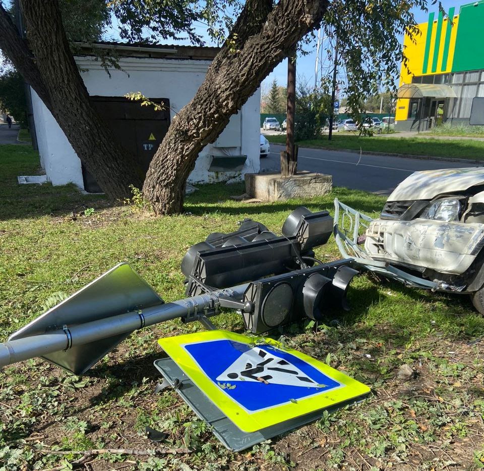В Благовещенске в ДТП пострадал новый светофор В Благовещенске в ДТП пострадал новый светофор
