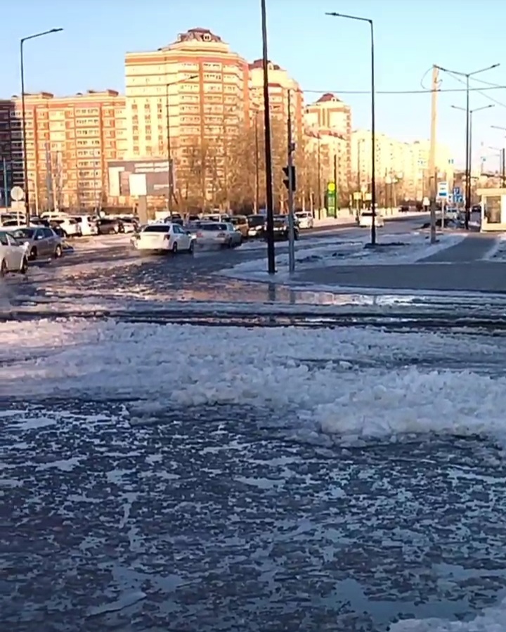 В микрорайоне Благовещенска из-за выхода  воды на проезжую часть меняют маршрут автобусы