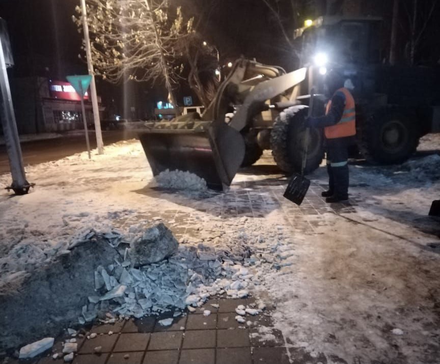В ночь тротуары очищали на 4 улицах Благовещенска В ночь тротуары очищали на 4 улицах Благовещенска