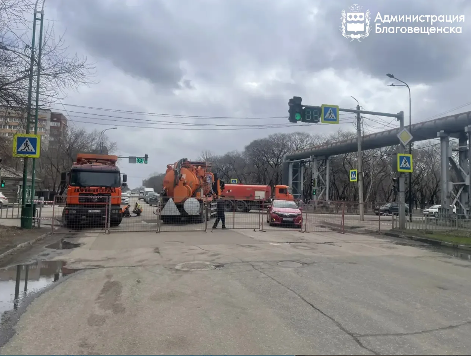 На улице Октябрьской ремонтируют инженерные сети. Для работ перекрыли участок между Калинина и Богдана Хмельницкого