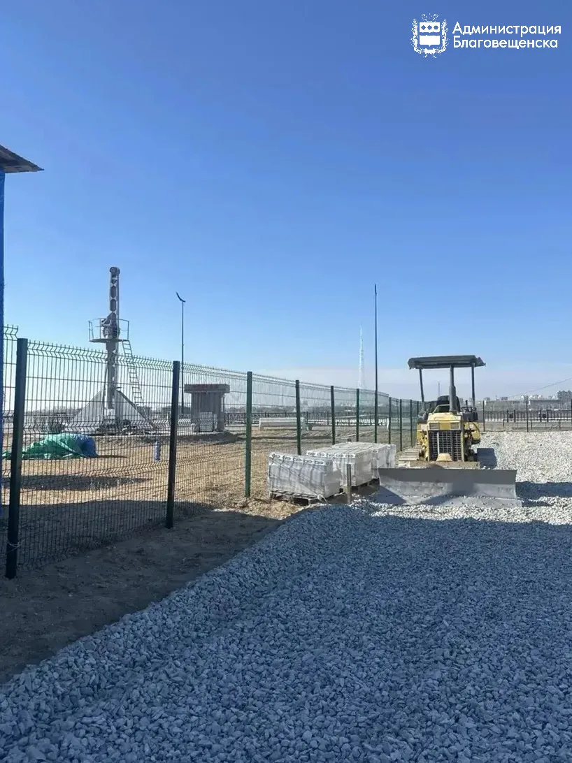 На набережной Амура начали строительство современной спортивной площадки