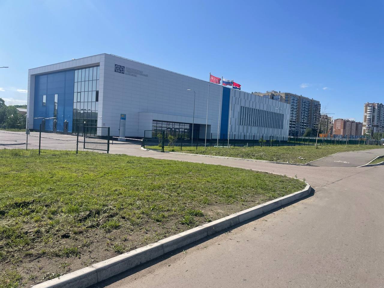 Коммунальщики следят за красотой городских газонов Коммунальщики следят за красотой городских газонов