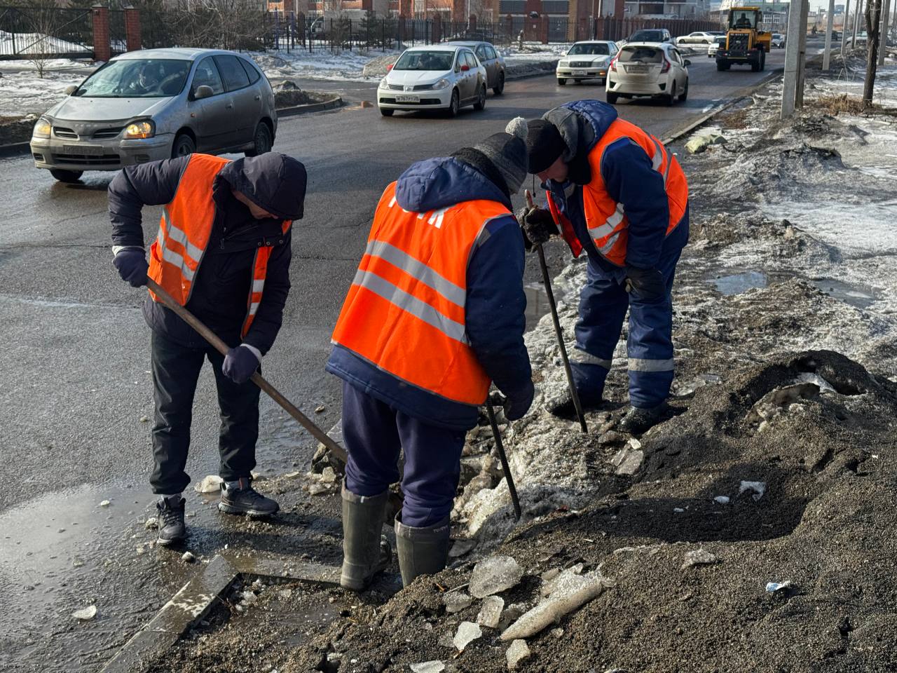 Первые ливневые колодцы в Благовещенске расконсервировали на улице Василенко Первые ливневые колодцы в Благовещенске расконсервировали на улице Василенко