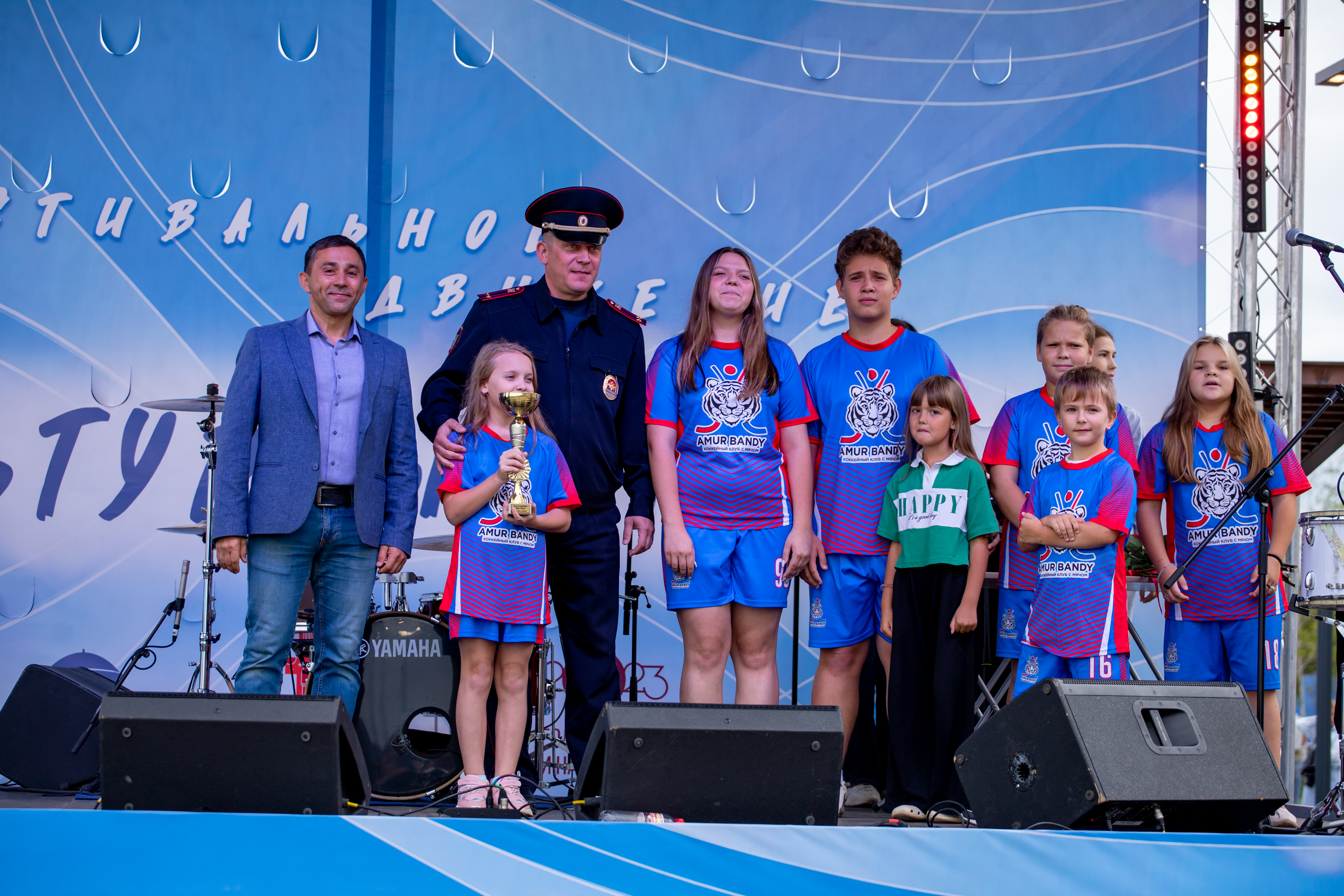 Мэр Олег Имамеев наградил благовещенца, возродившего в городе хоккей с мячом