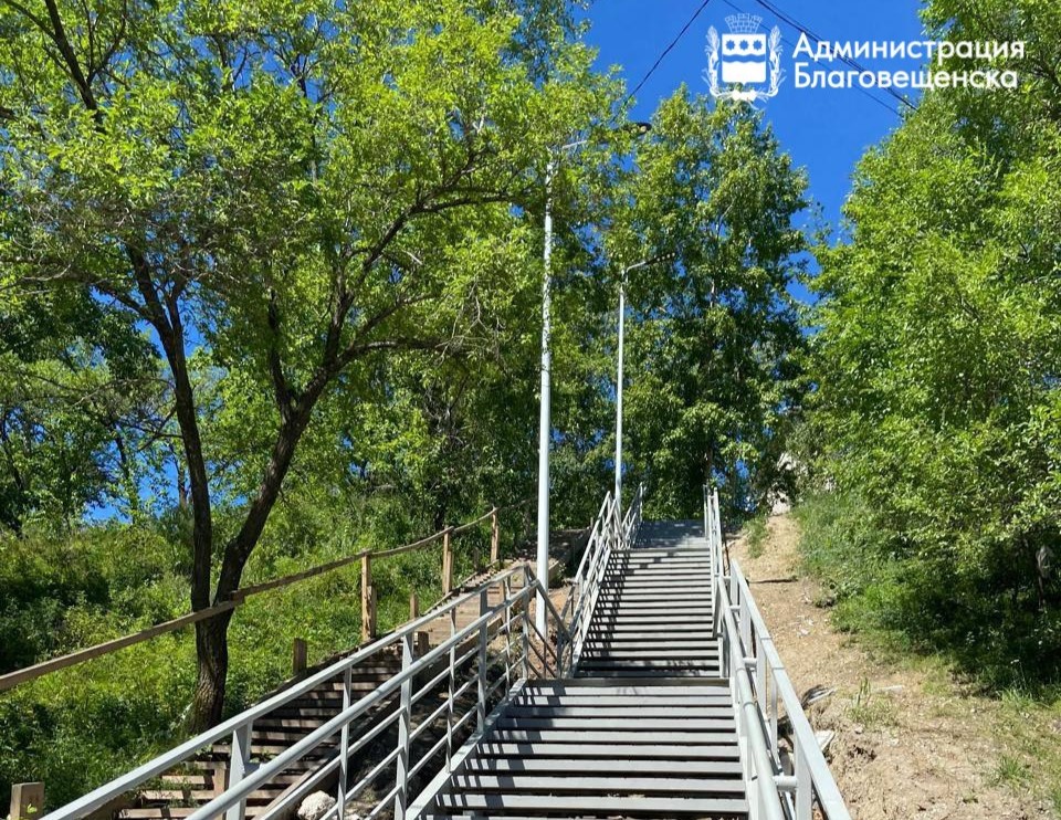 Лестница к школе в Белогорье обретает новый вид Лестница к школе в Белогорье обретает новый вид