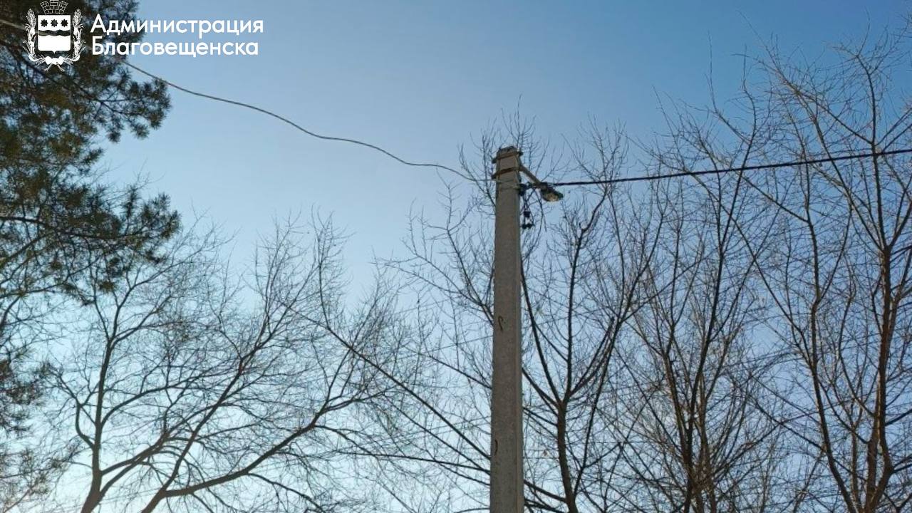 Заменить провод и светильники: сотрудники ГСТК восстанавливают освещение на пересечение Островского и Перспективной