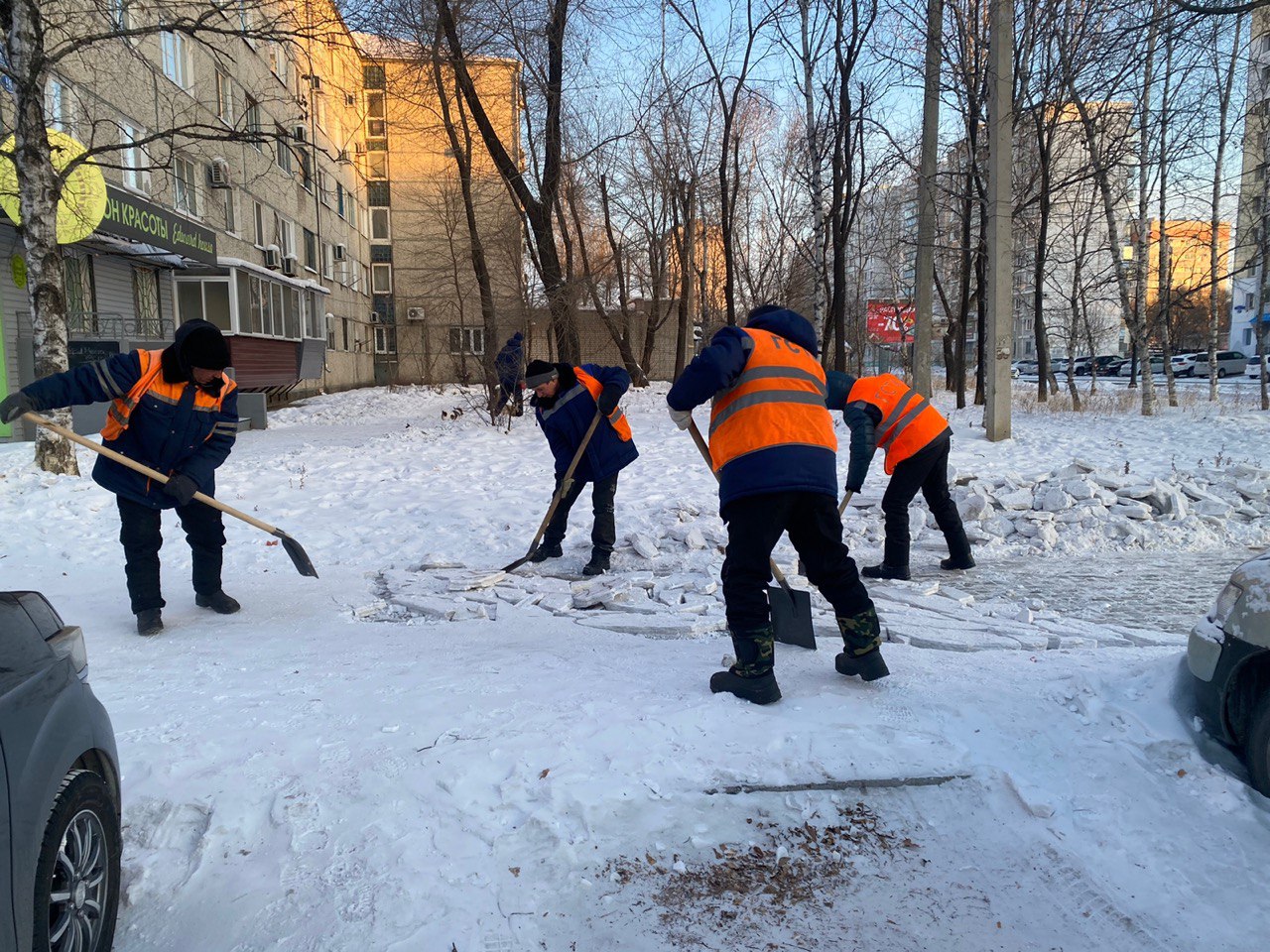 Рабочие ГСТК чистят тротуары по Ленина, Горького и Зейской Рабочие ГСТК чистят тротуары по Ленина, Горького и Зейской