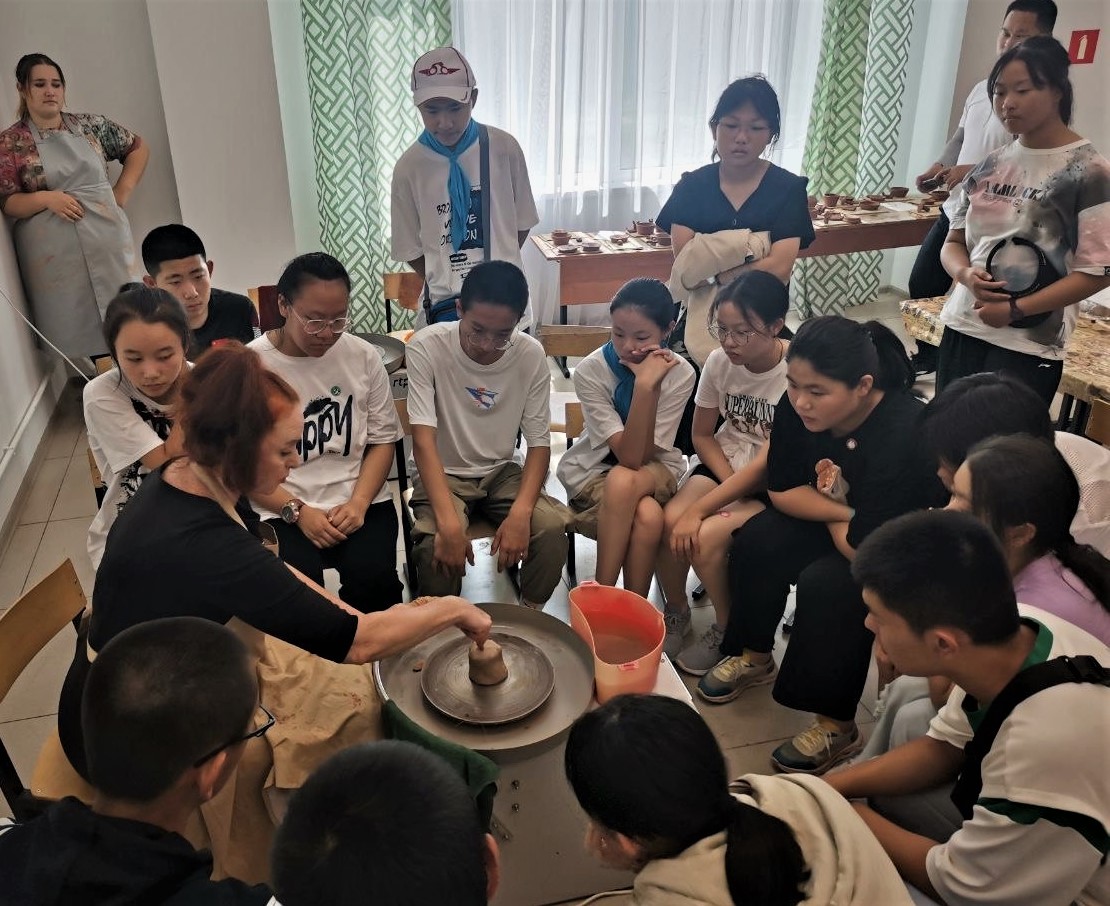 Китайских ребят познакомили с гончарным искусством и научили водить русский хоровод на международной смене в благовещенском лагере имени Гагарина