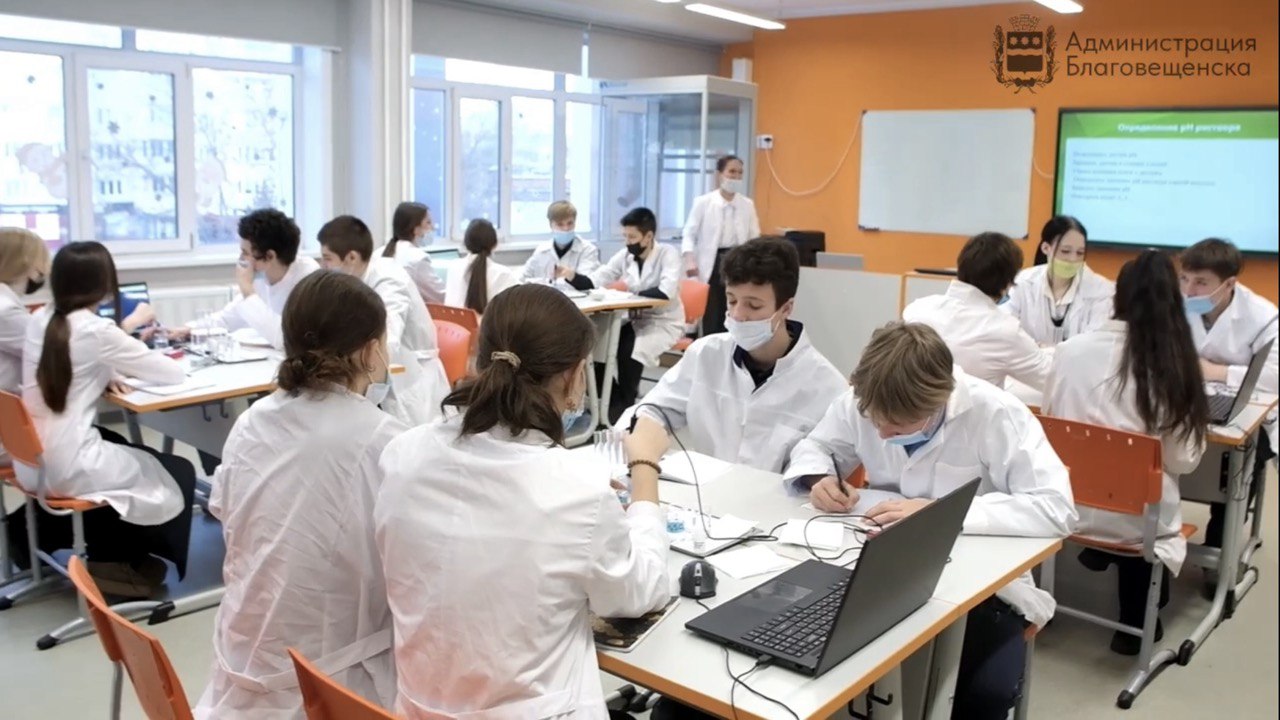 Почти 3000 благовещенских школьников улучшают свои знания благодаря кванториумам