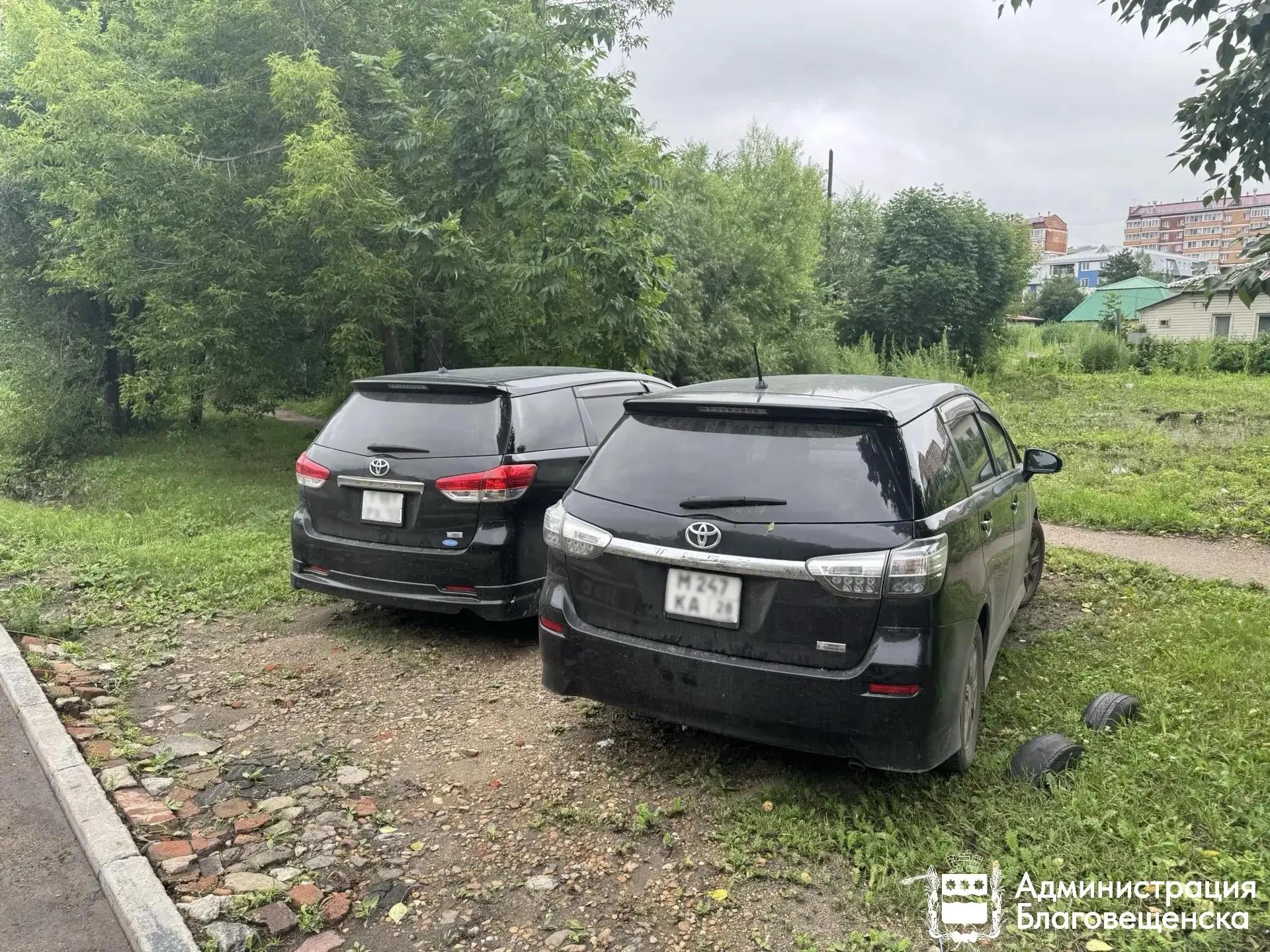 В Благовещенске продолжают штрафовать автомобили, припаркованные на газонах