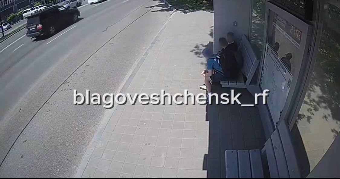 От рук малолетних вандалов пострадала остановка в Благовещенске 