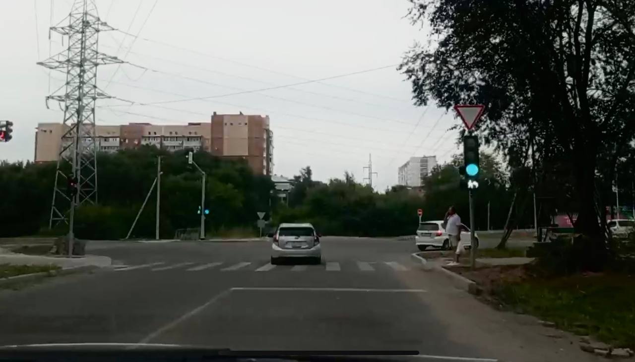В Благовещенске появился новый светофор с белым человечком В Благовещенске появился новый светофор с белым человечком