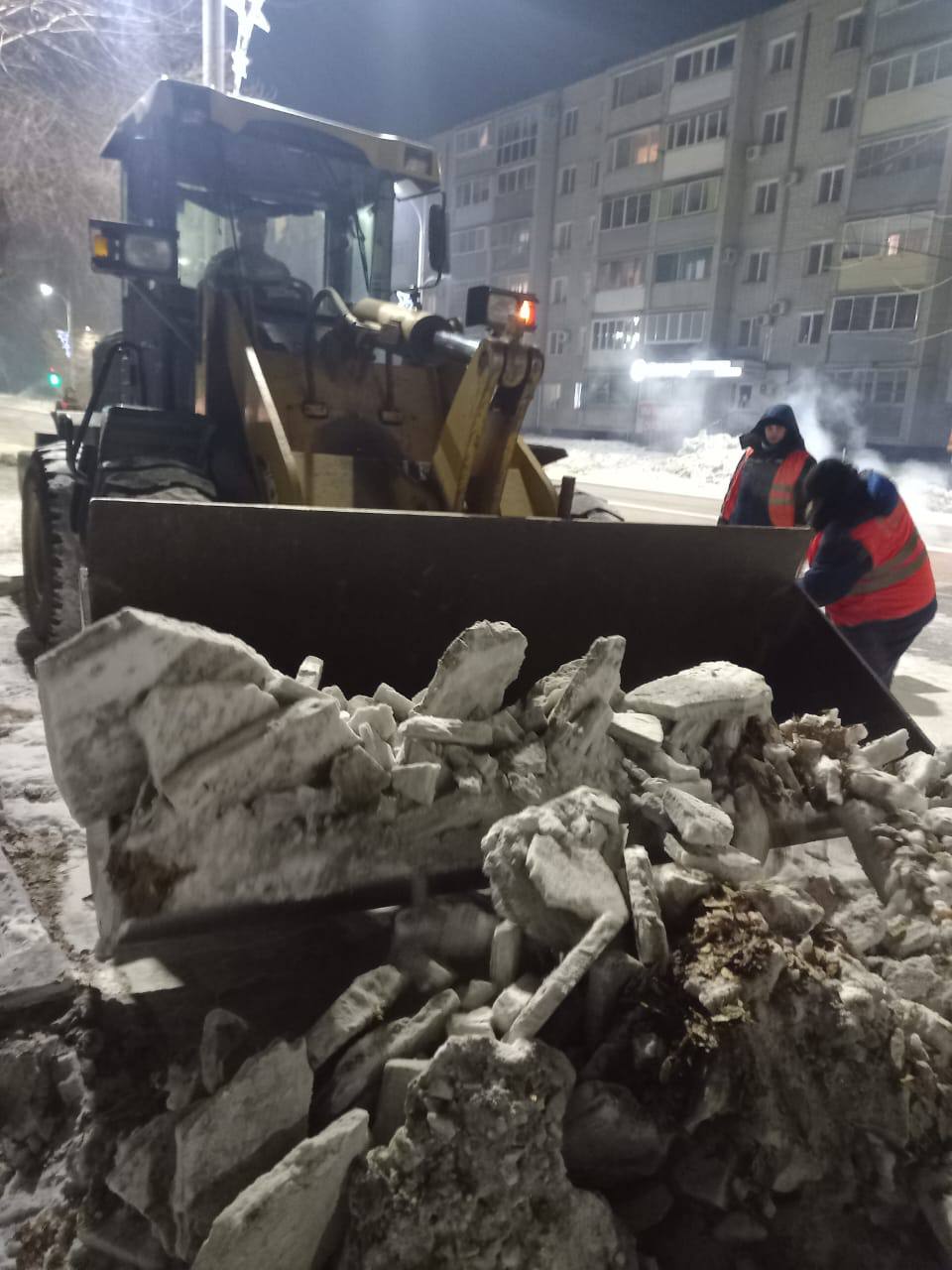 Рабочие ГСТК чистят заездные карманы и устраняют последствия ДТП Рабочие ГСТК чистят заездные карманы и устраняют последствия ДТП