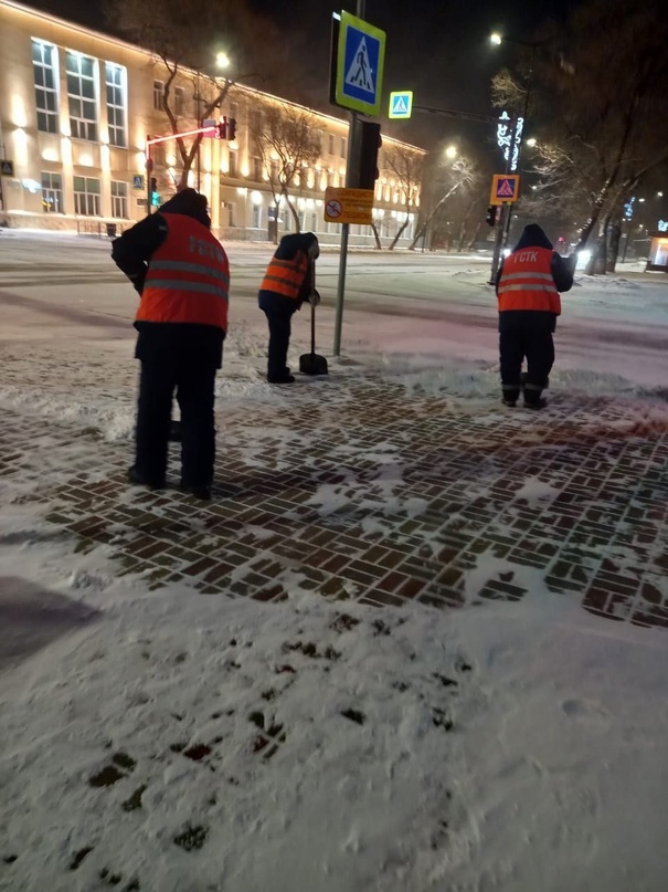 В Благовещенске ГСТК очищает дороги от выпавшего снега В Благовещенске ГСТК очищает дороги от выпавшего снега