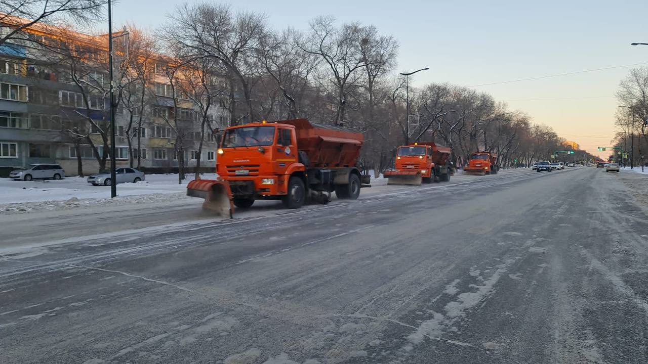 Спецтехника борется с последствиями ноябрьского снегопада Спецтехника борется с последствиями ноябрьского снегопада