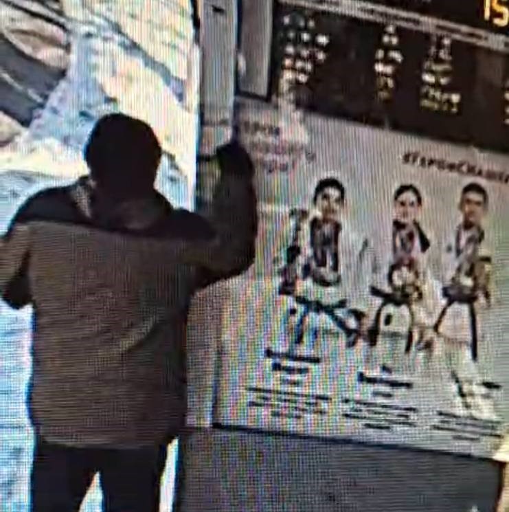 В Благовещенске расклейщики продолжают портить остановки рекламой В Благовещенске расклейщики продолжают портить остановки рекламой