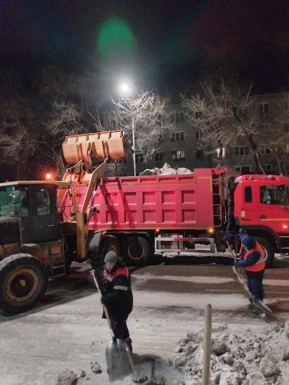 В Благовещенске ГСТК вывез снег с 3 улиц и с района ДальГАУ В Благовещенске ГСТК вывез снег с 3 улиц и с района ДальГАУ