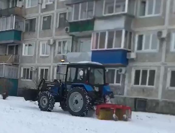 Дворы одной из «управляек» в Благовещенске от снега очищают трактор и полсотни дворников