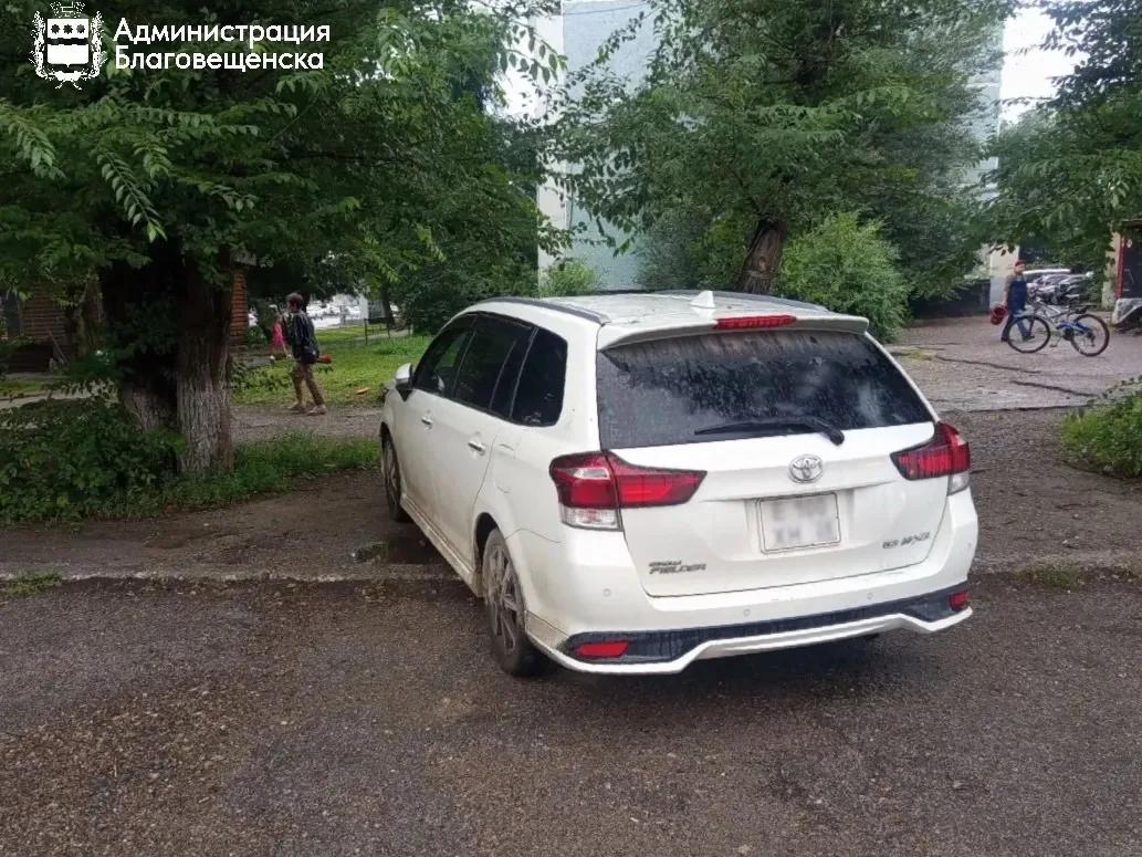 За август благовещенцы неправильно припарковались почти на 300 тысяч рублей