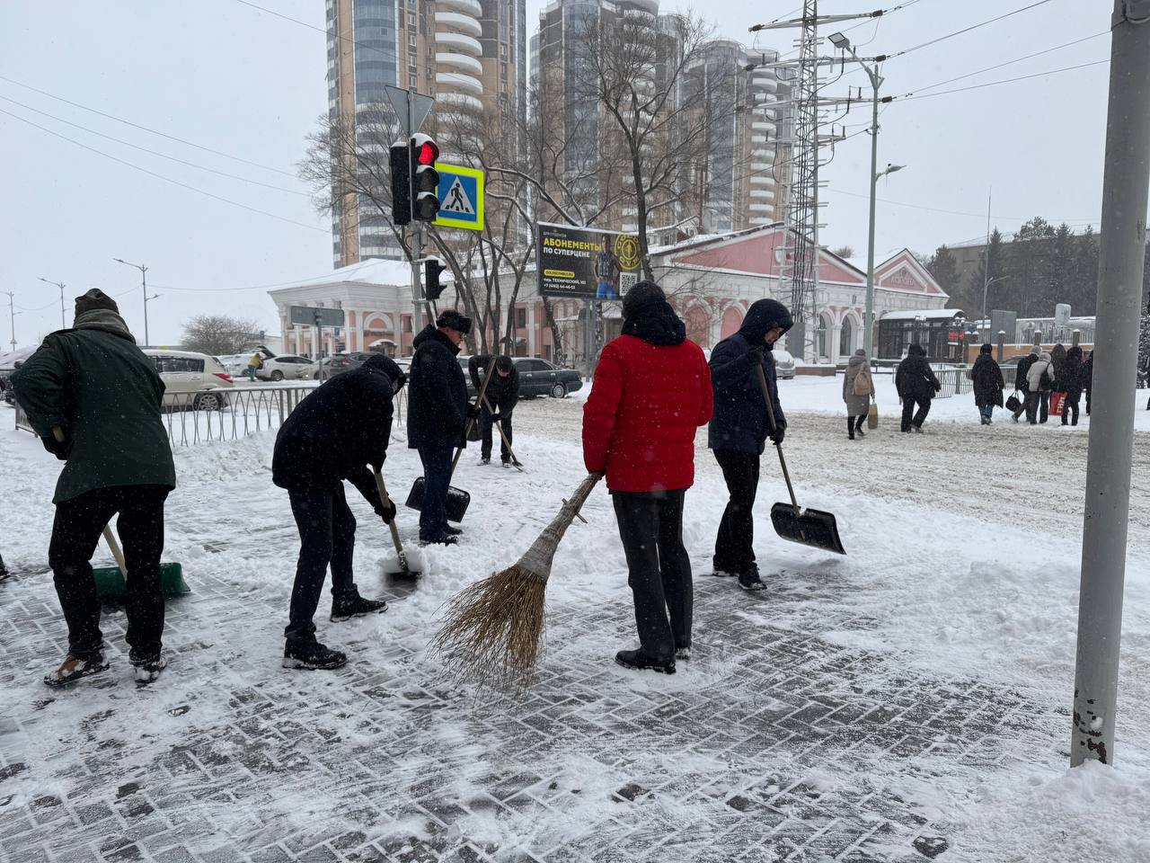 Автобусные остановки и подходы к пешеходным переходам помогают очищать сотрудники городской администрации Автобусные остановки и подходы к пешеходным переходам помогают очищать сотрудники городской администрации