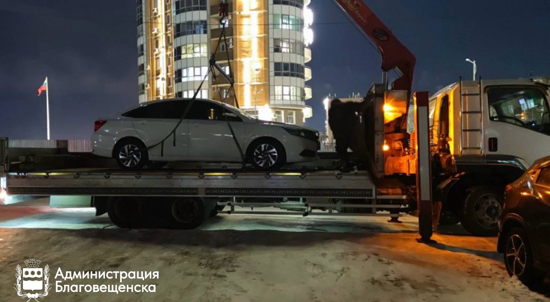 Автомобили, брошенные на общественной парковке эвакуировали