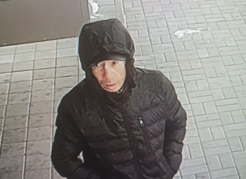 Не опять, а снова: в Благовещенске расклейщик испортил остановку Не опять, а снова: в Благовещенске расклейщик испортил остановку