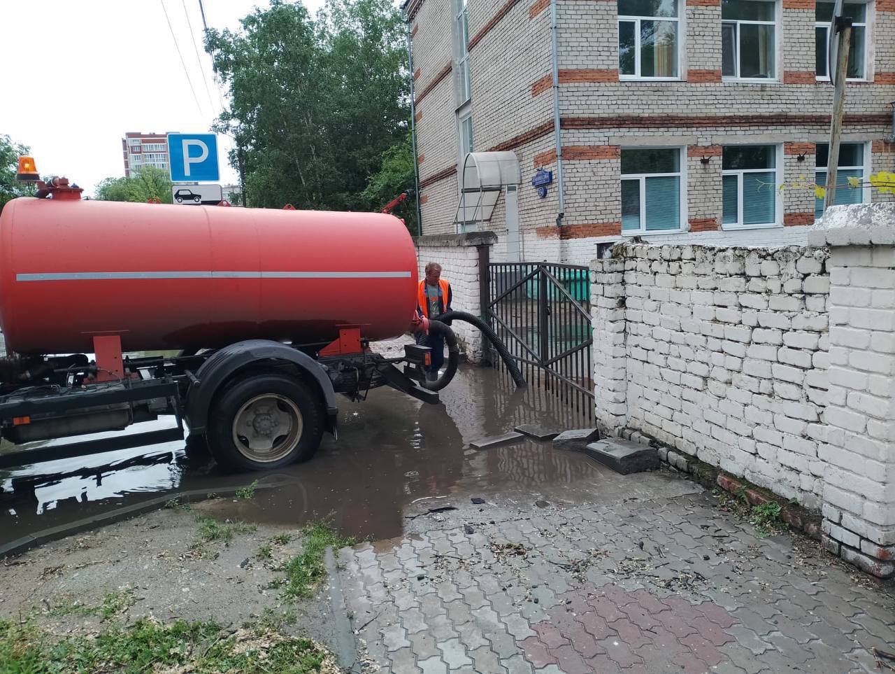 С последствиями мощного дождя в Благовещенске борется ГСТК С последствиями мощного дождя в Благовещенске борется ГСТК