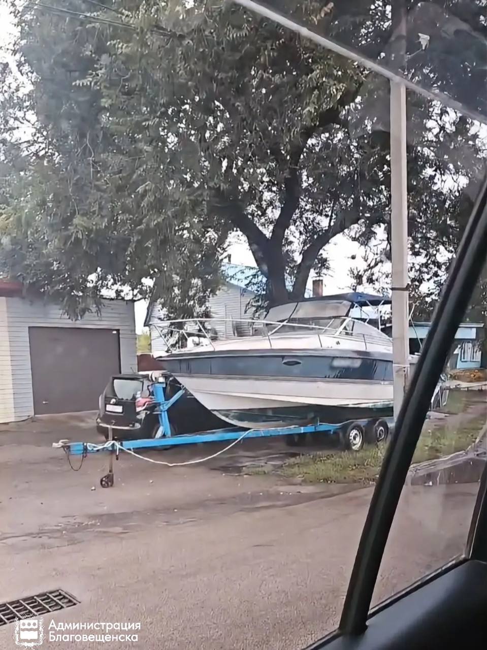 Необычный нарушитель в Благовещенске: мужчина решил припарковать на городском газоне лодку Необычный нарушитель в Благовещенске: мужчина решил припарковать на городском газоне лодку