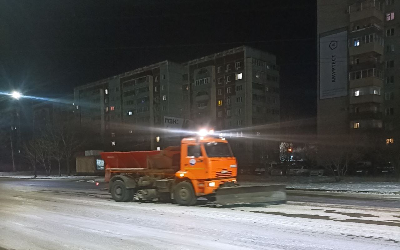 ГСТК очищает дороги Благовещенска от снежного наката ГСТК очищает дороги Благовещенска от снежного наката