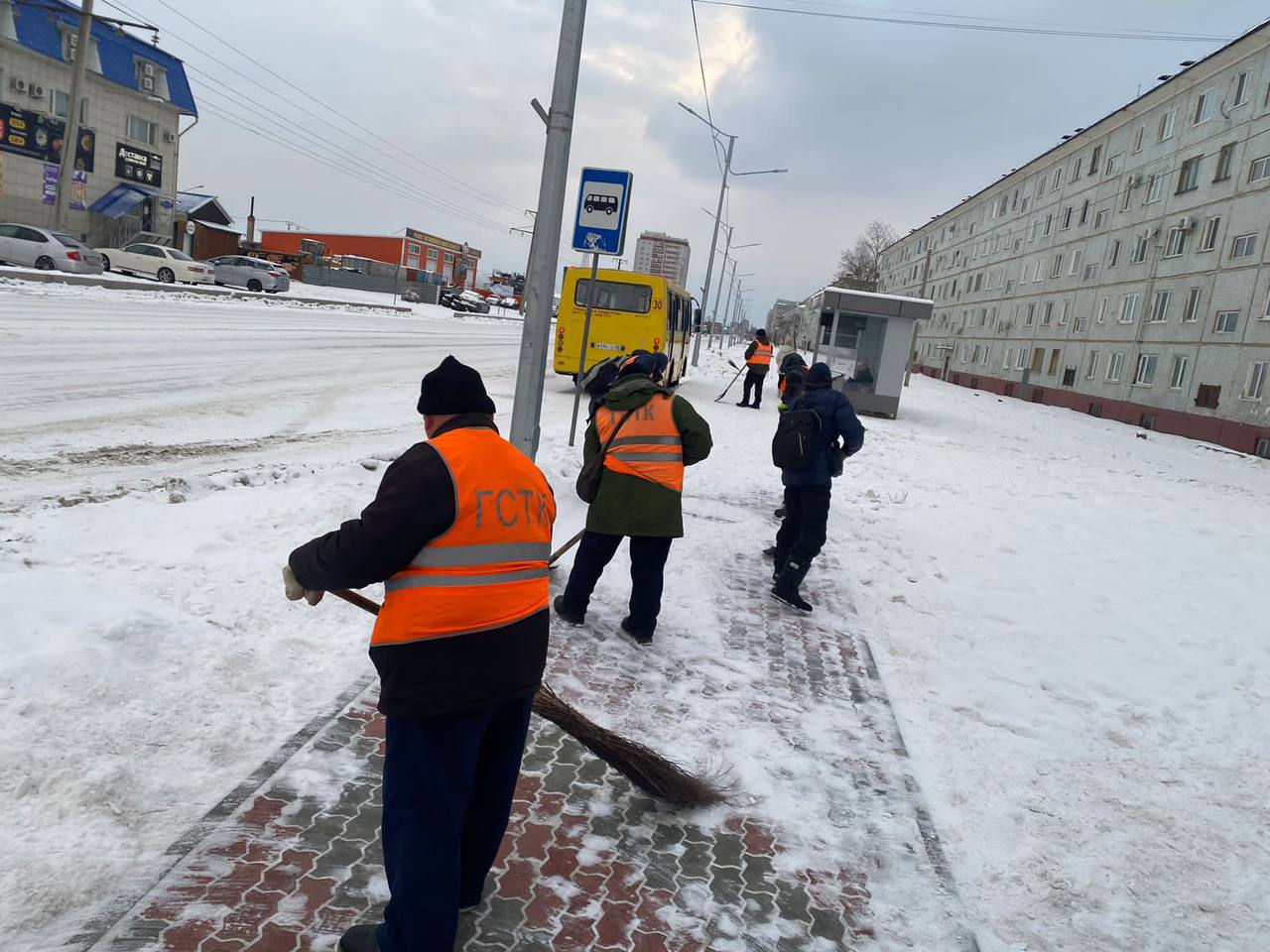 Более 50 рабочих ГСТК вышли на очистку городских улиц Более 50 рабочих ГСТК вышли на очистку городских улиц