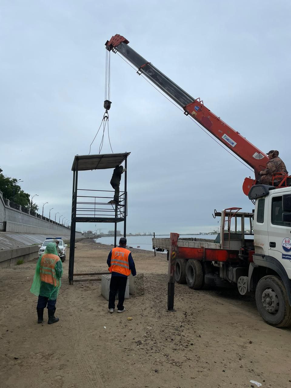 В Благовещенске на набережной устанавливают наблюдательные вышки В Благовещенске на набережной устанавливают наблюдательные вышки