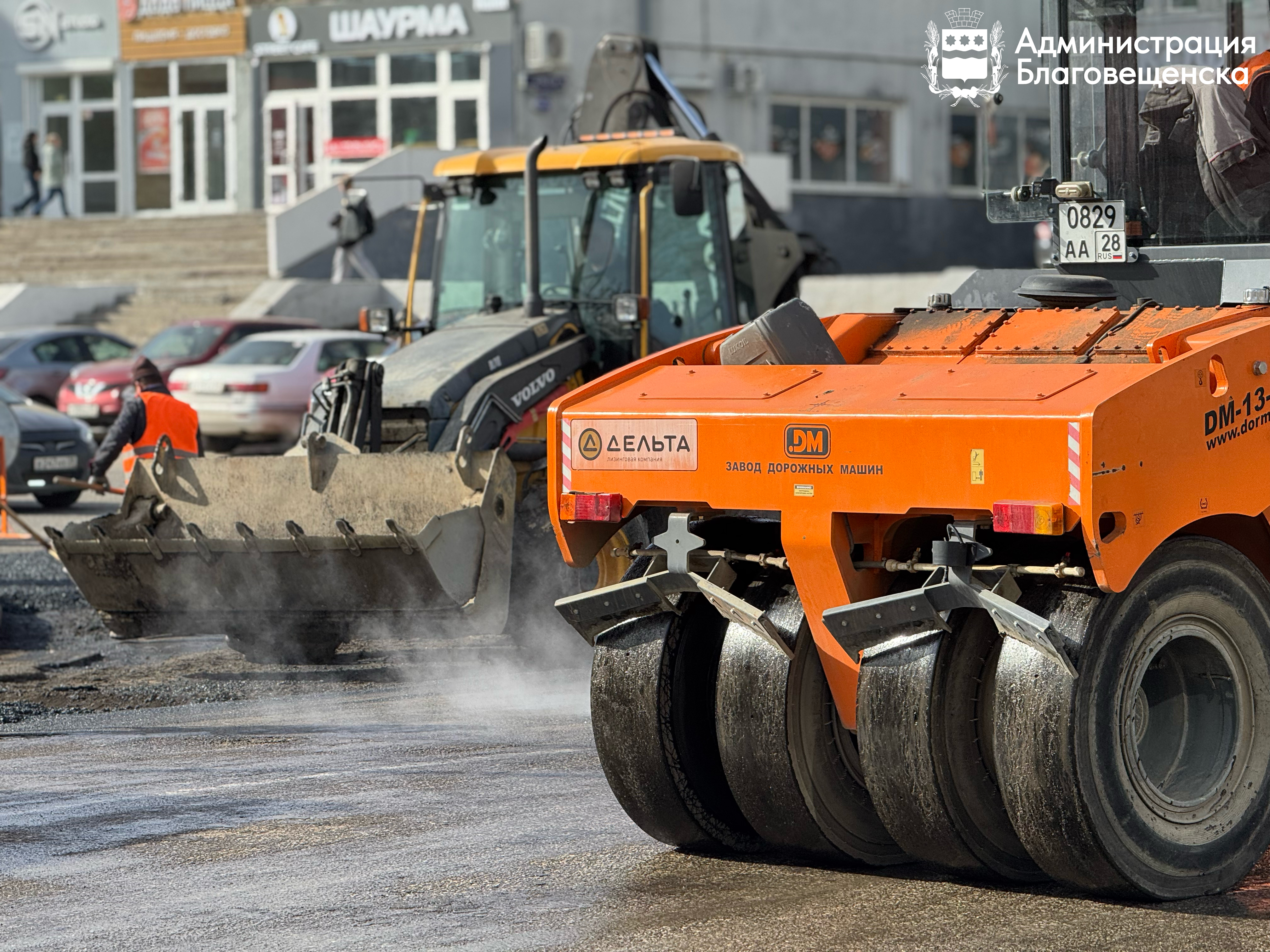 На улице Первомайской завершили ямочный ремонт. Дорожники перешли к работам на Зейской
