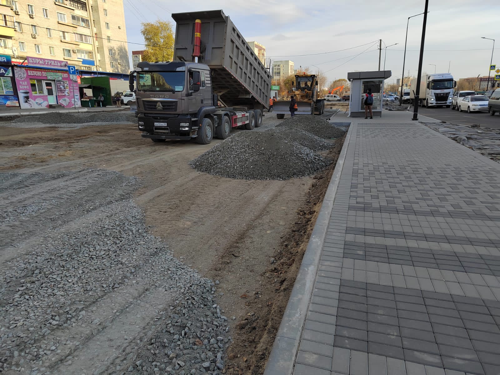 На парковке у торгового центра «ГСТК» в Благовещенске уложат 450 тонн асфальта На парковке у торгового центра «ГСТК» в Благовещенске уложат 450 тонн асфальта