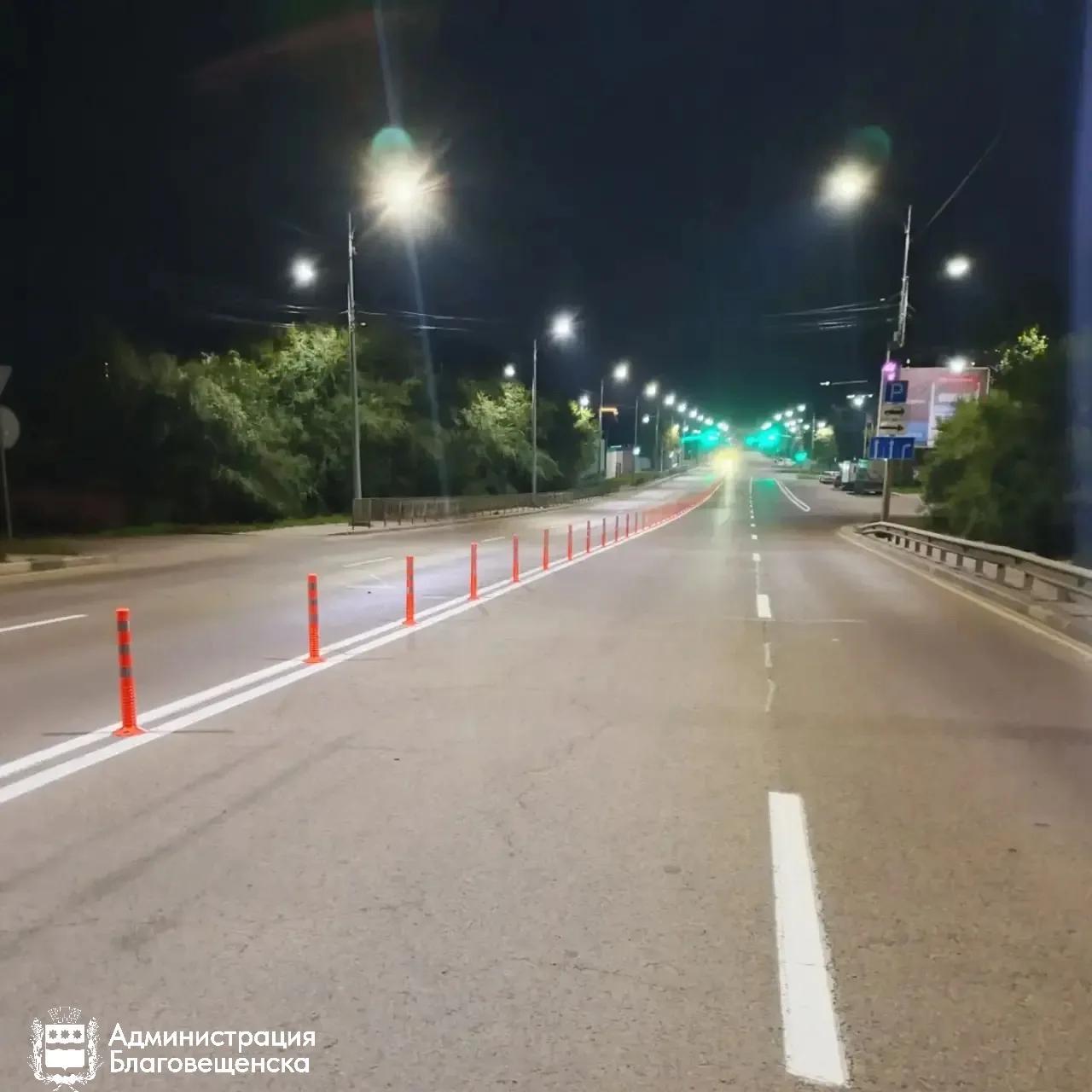 В Благовещенске на улице Театральной обновили разметку и установили сигнальные столбики