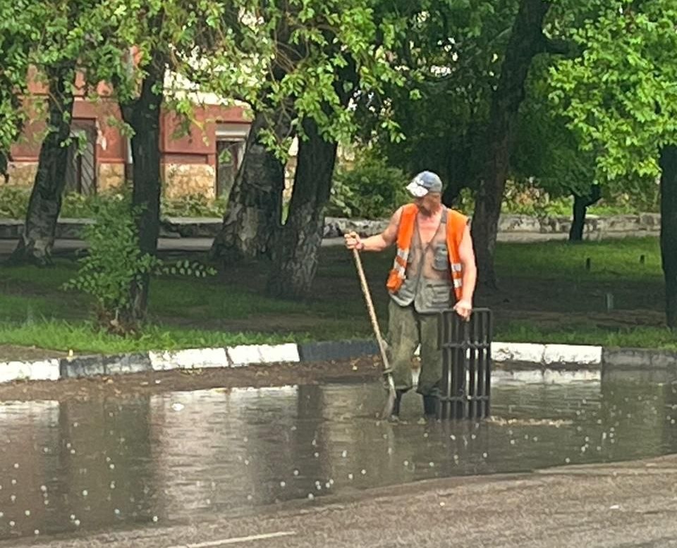 Специалисты ГСТК бросили все силы на откачку луж в Благовещенске Специалисты ГСТК бросили все силы на откачку луж в Благовещенске