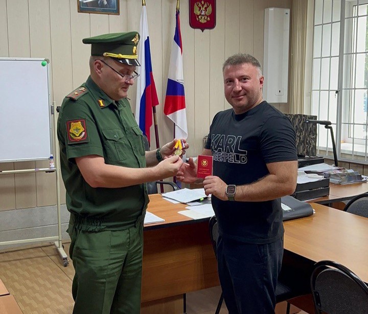 Добровольцу из Благовещенска вручили медаль за содействие СВО Добровольцу из Благовещенска вручили медаль за содействие СВО