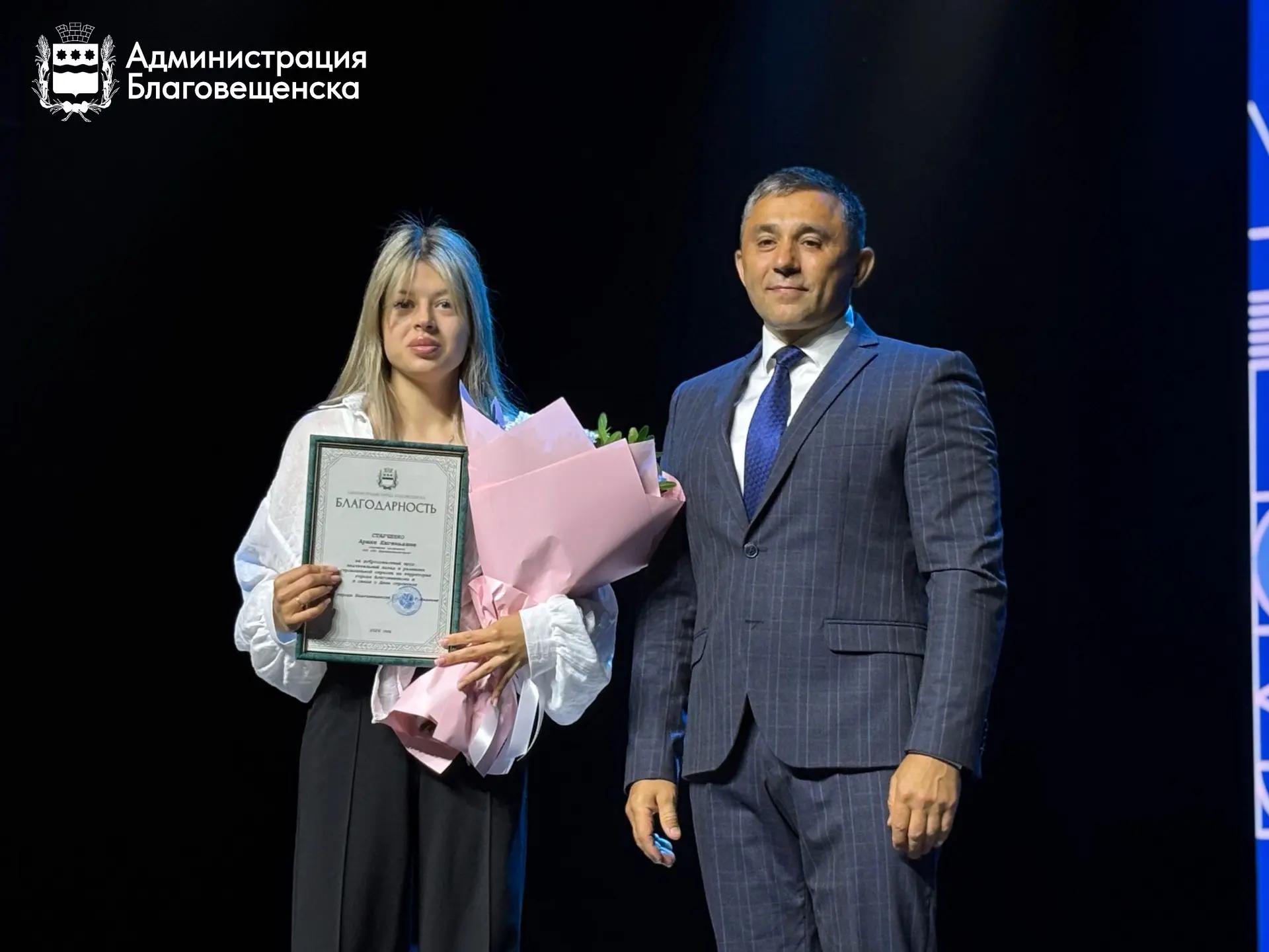 В честь 70-летия Дня строителя в Благовещенске наградили заслуженных сотрудников отрасли 