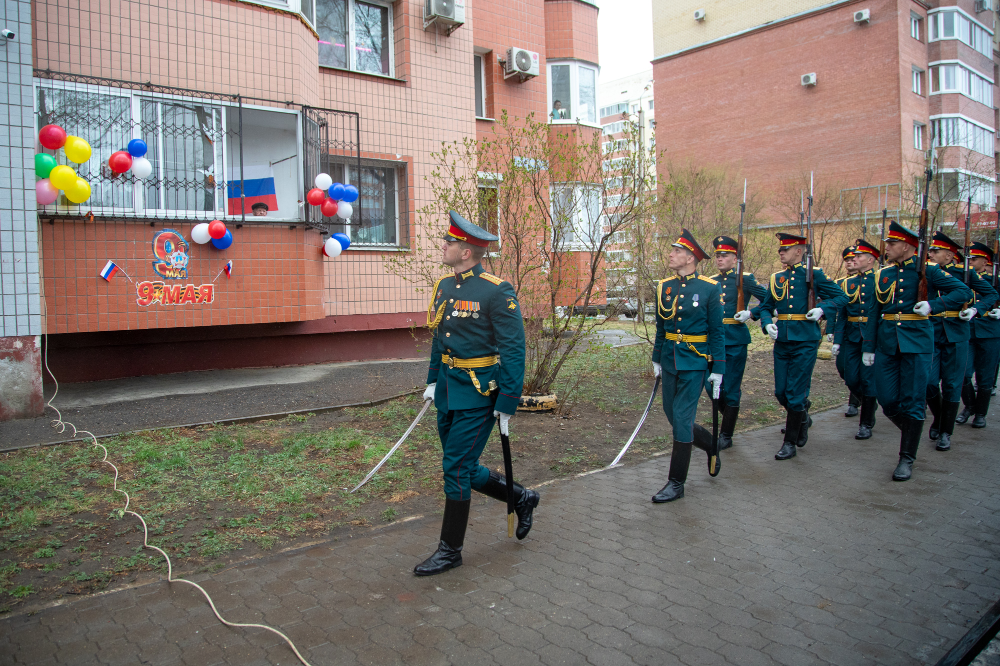 В Благовещенске во дворах ветеранов прошла акция "Поем двором" В Благовещенске во дворах ветеранов прошла акция "Поем двором"