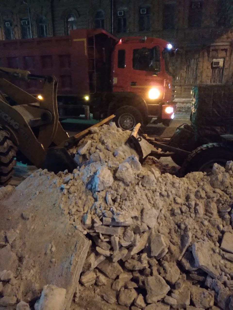 В Благовещенске ГСТК убирает снежные валуны В Благовещенске ГСТК убирает снежные валуны