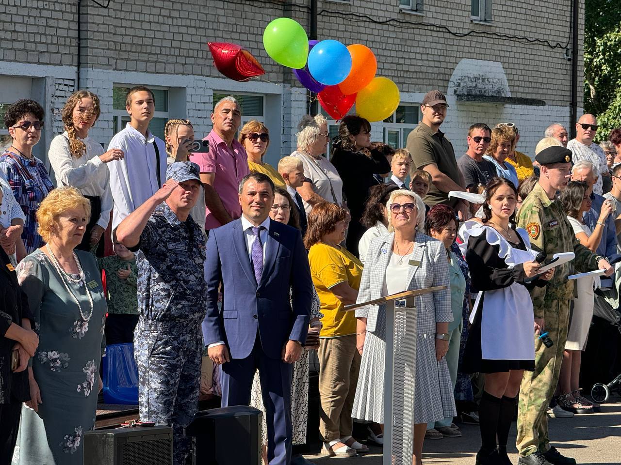 Ученики благовещенской школы №17 получили поздравления от депутата гордумы Ученики благовещенской школы №17 получили поздравления от депутата гордумы