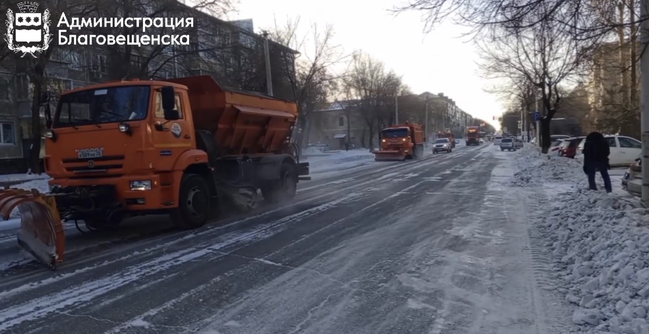 Больше 4 тысяч тонн снега, 70 км дорог и мобильные бригады: областной центр избавляют от снега 