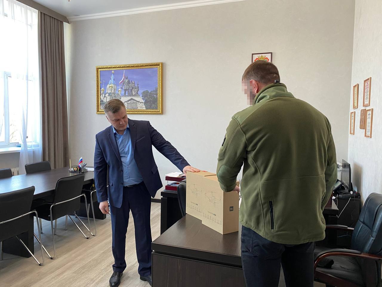 Администрация поддержала благовещенских бойцов: участник СВО привезет на место службы квадрокоптеры Администрация поддержала благовещенских бойцов: участник СВО привезет на место службы квадрокоптеры