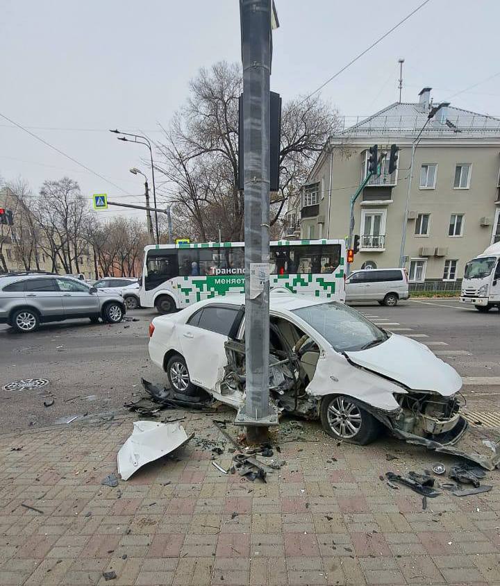 Полсотни тысяч рублей заплатит виновник ДТП за поврежденный знак на светофоре в Благовещенске 
