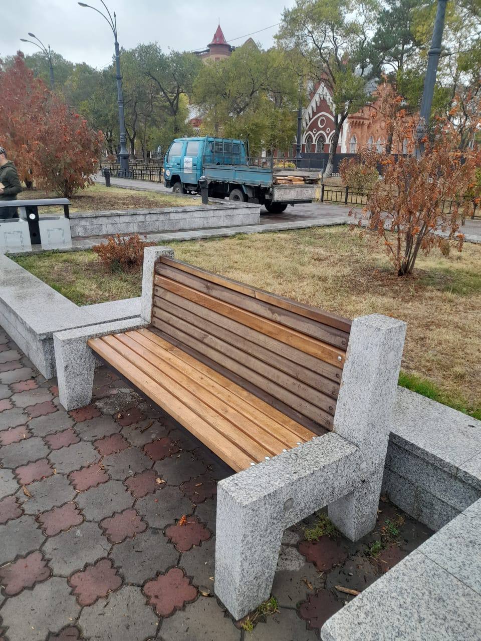 На набережной Амура обновили ламели на скамьях