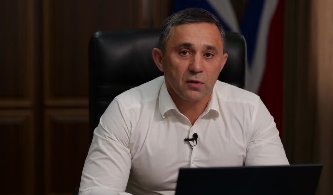 Больше сотни вопросов прислали благовещенцы мэру города во время прямого эфира