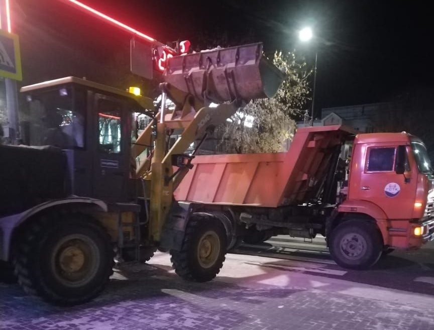 В Благовещенске ГСТК чистит остановки на Ленина и Горького В Благовещенске ГСТК чистит остановки на Ленина и Горького