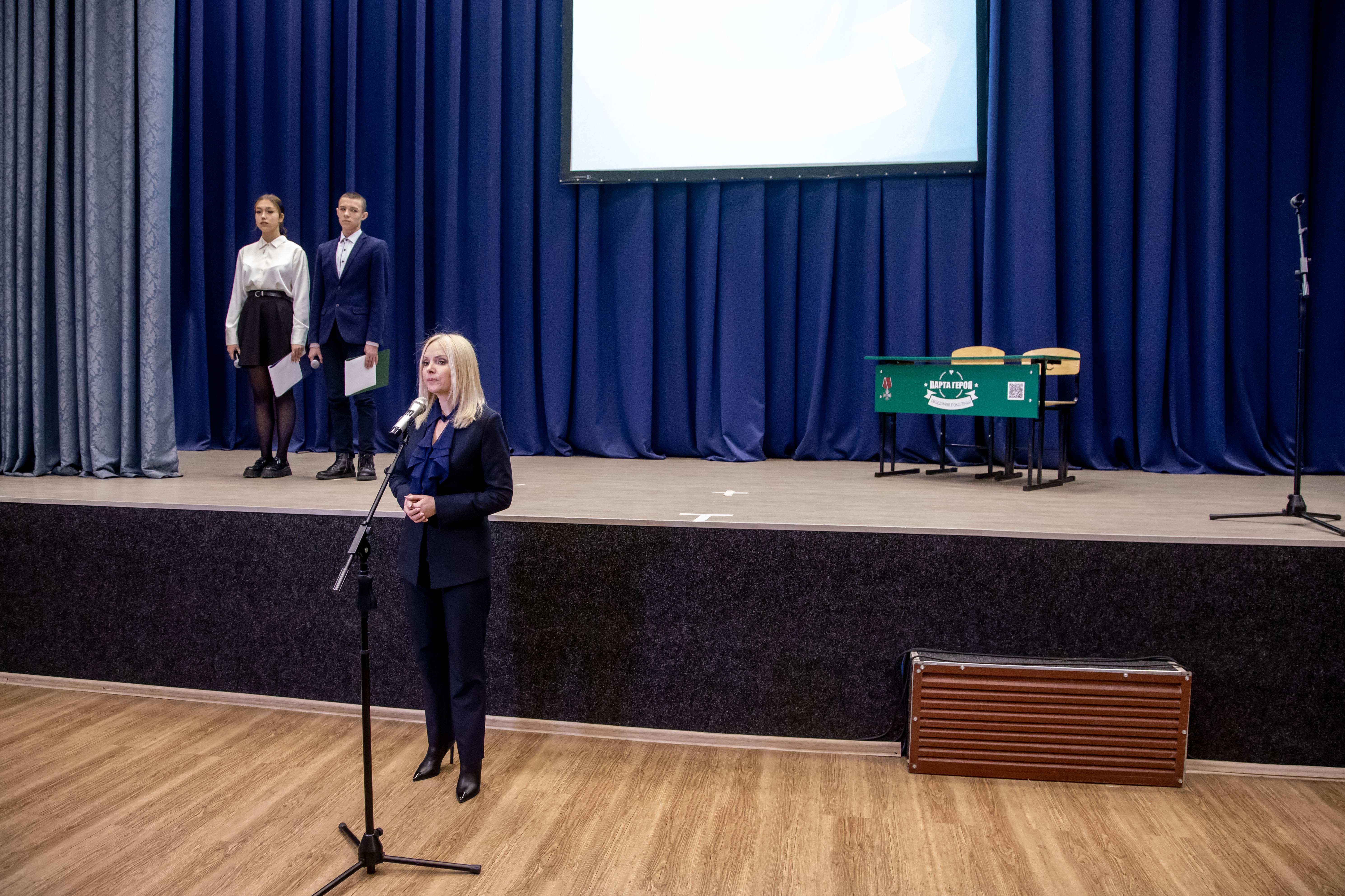 Парту Героя в память об участнике СВО открыли в школе №22 Благовещенска Парту Героя в память об участнике СВО открыли в школе №22 Благовещенска