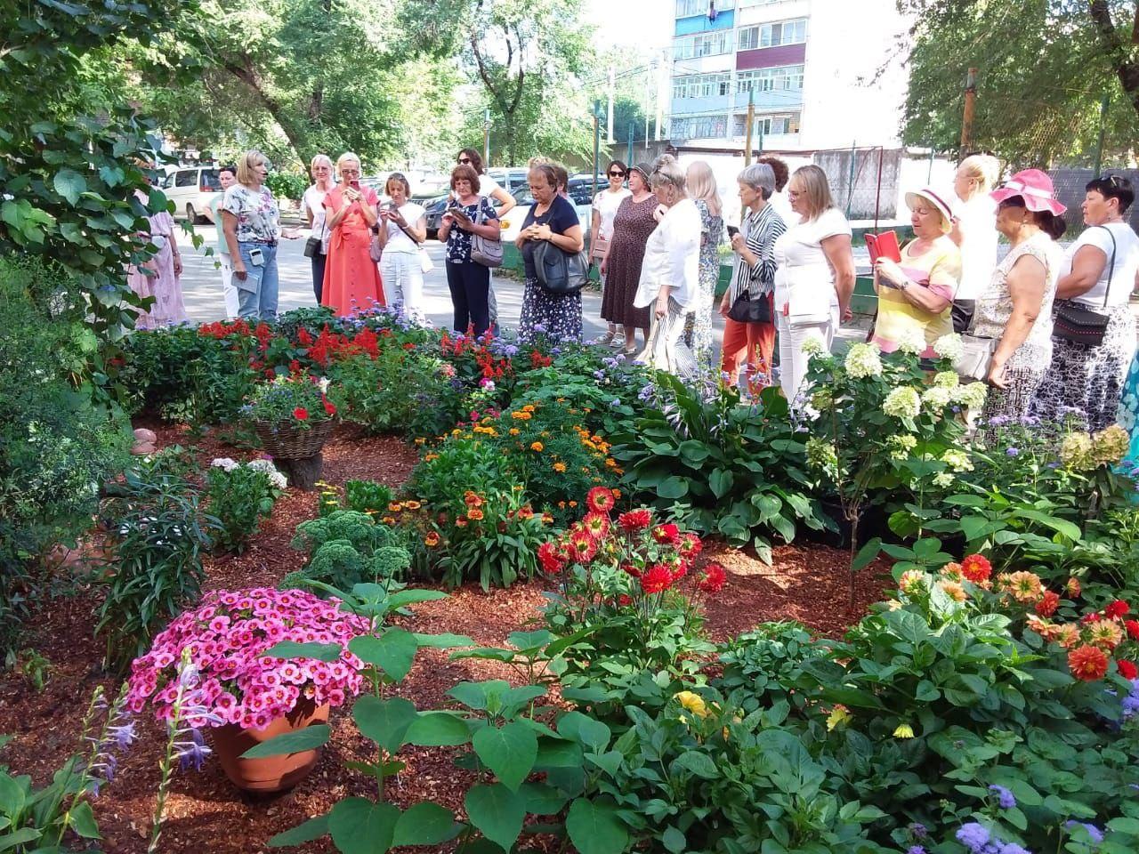 Благовещенка сочинила стихи о клумбе, которую высадила для фестиваля цветов Благовещенка сочинила стихи о клумбе, которую высадила для фестиваля цветов